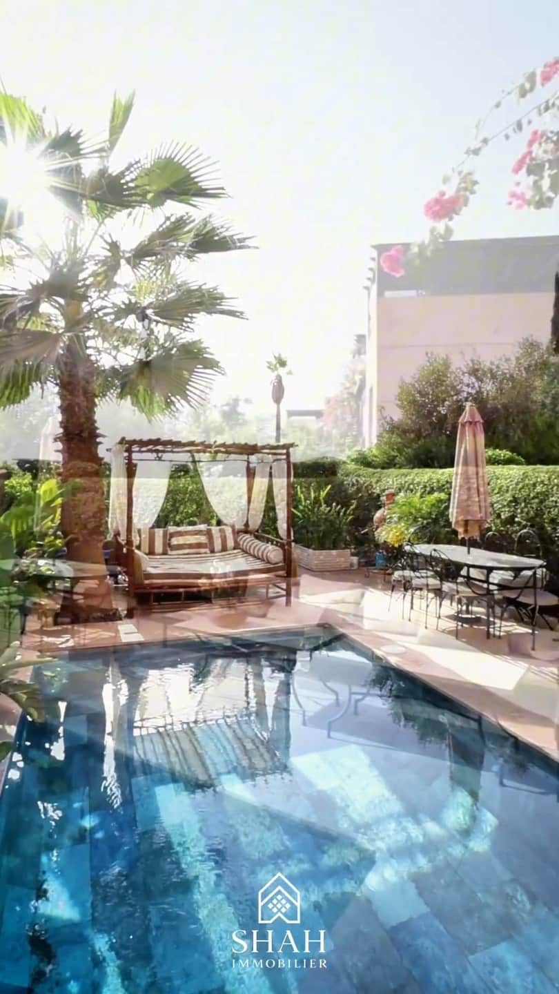 Bord de piscine avec salon d'extérieur et table à manger sous parasol